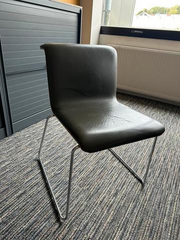 Set van 4 eigentijdse designstoelen beschikbaar voor biedingen