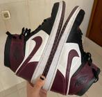 Nike Air Jordan 1 Mid SE gouden hangers, Nike, Ophalen of Verzenden, Sneakers, Gedragen