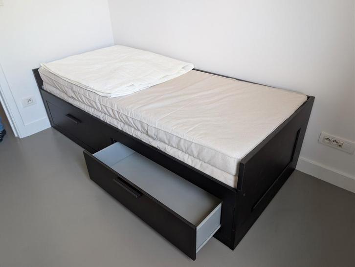 Brimnes uitschuifbaar bed (incl. matrassen+beschermer), Huis en Inrichting, Slaapkamer | Bedden, Zo goed als nieuw, Ophalen