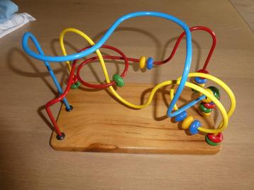 Houten kralenbaan in felle kleuren beschikbaar voor biedingen