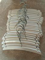 23 houten kleerhangers baby, Ophalen of Verzenden, Zo goed als nieuw