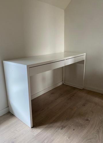 Ikea bureau (Gratis op te halen) beschikbaar voor biedingen