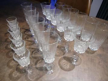 24 delig glasservies.  beschikbaar voor biedingen
