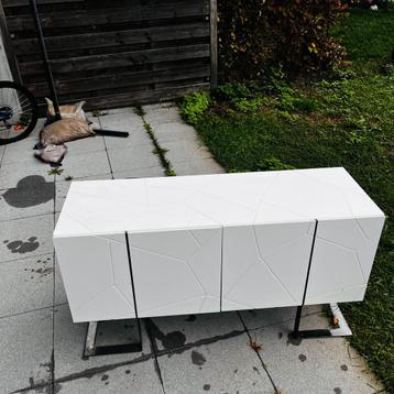 Kast dressoir beschikbaar voor biedingen