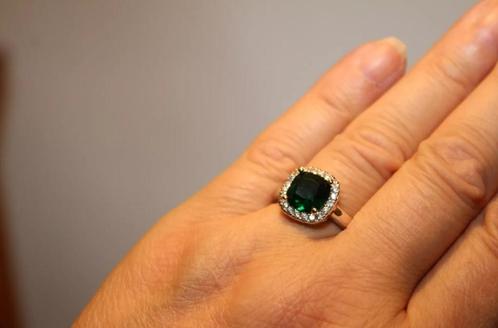 Prachtige groene solitair ring - graag bieden vanaf 5,- euro, Handtassen en Accessoires, Ringen, Zo goed als nieuw, Dame, 18 tot 19