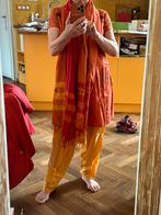 Ensemble indien avec une belle écharpe, Vêtements | Femmes, Combinaisons, Taille 38/40 (M), Enlèvement ou Envoi, Orange