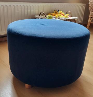 Blauwe ronde poef beschikbaar voor biedingen