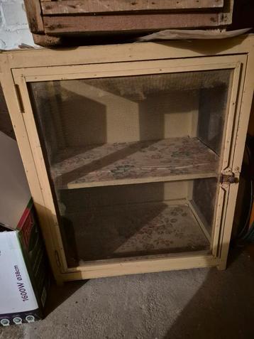 Garde-manger ancien beschikbaar voor biedingen