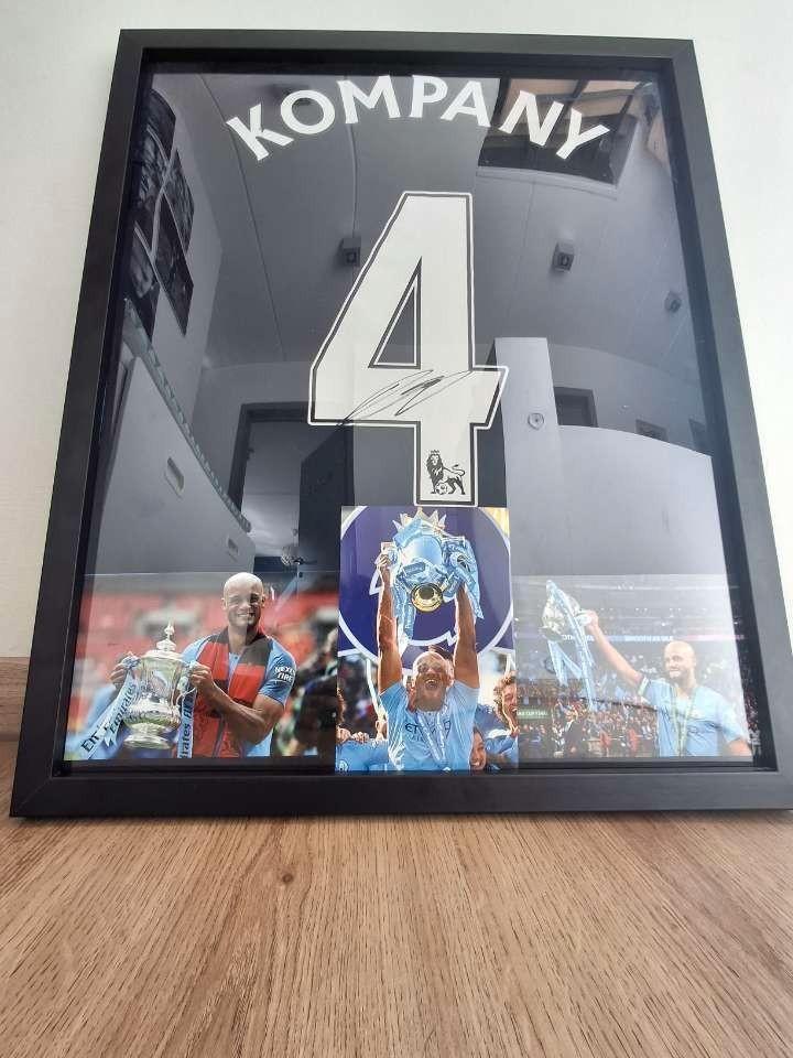 Gesigneerd shirt Vincent kompany, Huis en Inrichting, Woonaccessoires | Lijsten, Zo goed als nieuw, Ophalen of Verzenden
