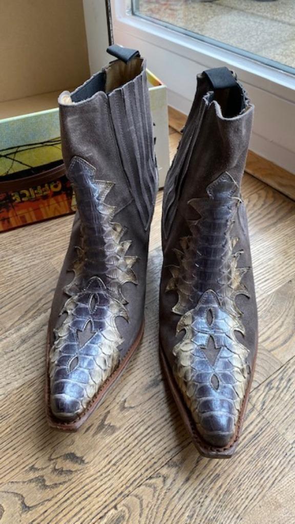 Paire de botillons type santiag en daim et cuir (croco) NEUF, Kleding | Dames, Schoenen, Zo goed als nieuw, Lage of Enkellaarzen