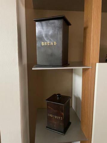 Prachtige set van twee houten kisten met deksel beschikbaar voor biedingen