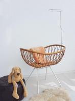 Mooie vintage rotan wieg met ijzeren onderstel, Kinderen en Baby's, Kinderkamer | Bedden, Ophalen, Gebruikt, 70 tot 85 cm, Minder dan 140 cm