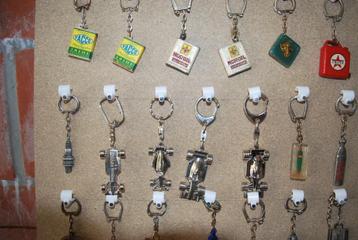 diverse oude * SLEUTELHANGERS * ORIGINELEN * jaar 50 - 60 -  beschikbaar voor biedingen