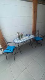 Tuintafel  met ijzeren poten en 2 antieke  ijzeren stoelen, Tuin en Terras, Ophalen
