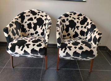 2 design fauteuils met koe print beschikbaar voor biedingen