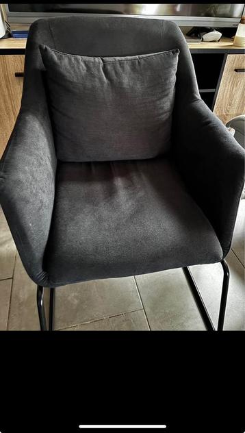 Fauteuil avec pied en metal peut utilisé  beschikbaar voor biedingen