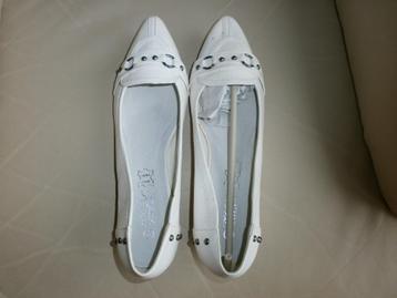 Chaussures blanches petits talons 41 NEUVES beschikbaar voor biedingen