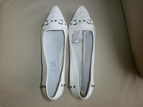 Chaussures blanches petits talons 41 NEUVES, Kleding | Dames, Schoenen, Nieuw, Wit, Ophalen of Verzenden