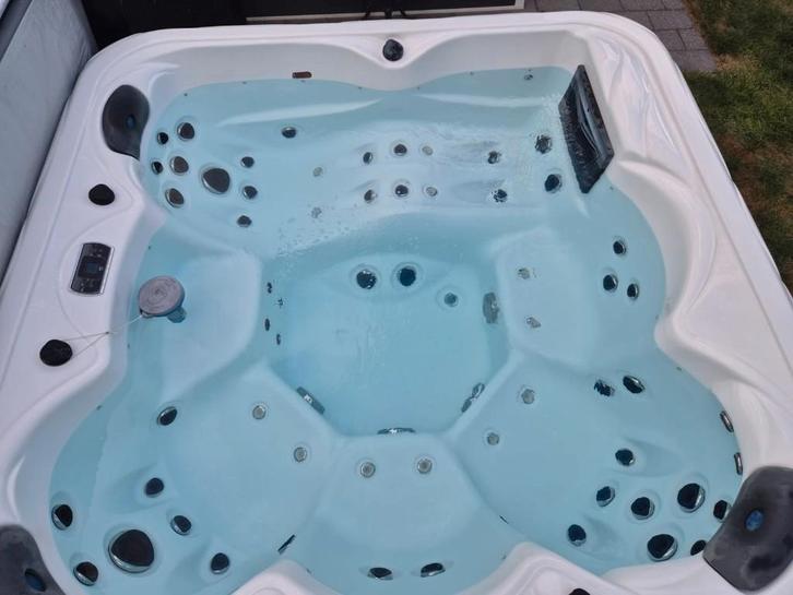 Royalty spa jacuzzi Ohio zo goed als nieuw, Tuin en Terras, Bubbelbaden en Hottubs, Zo goed als nieuw, Vast, Afdekzeil, Grondzeil