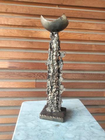 Vintage Brutalist metalen kandelaar design  beschikbaar voor biedingen