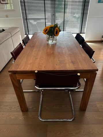 Teak tafel beschikbaar voor biedingen