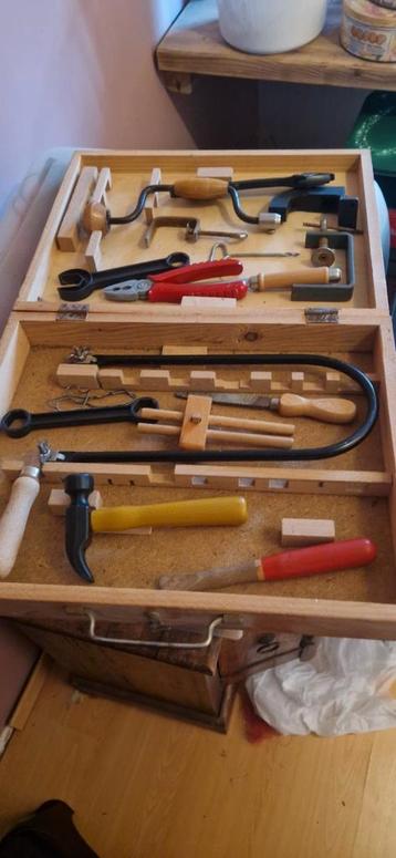 boîte à outils avec divers outils