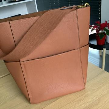 Mooie handtas in dik leder , Bucket model beschikbaar voor biedingen