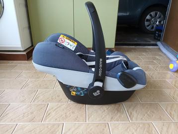 Maxi-cosi pebble met family fix 3 en toebehoren beschikbaar voor biedingen