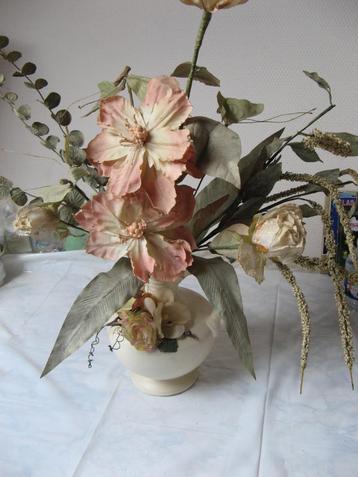 Terracotta vaas + kunstbloemen beschikbaar voor biedingen