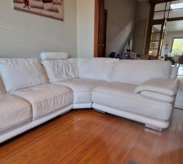 Chateau d'Ax wit lederen hoeksalon beschikbaar voor biedingen