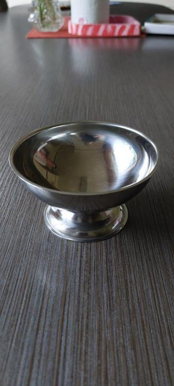 12 dessertcoupes  en 2 inox schaaltjes beschikbaar voor biedingen