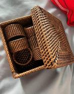 Boîte avec ronds de serviette - tiseco - rotin, Maison & Meubles, Cuisine | Couverts, Enlèvement ou Envoi, Comme neuf, Autres matériaux