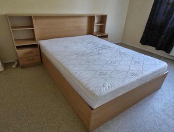 Bed + bovenbouw met nachtkastjes beschikbaar voor biedingen