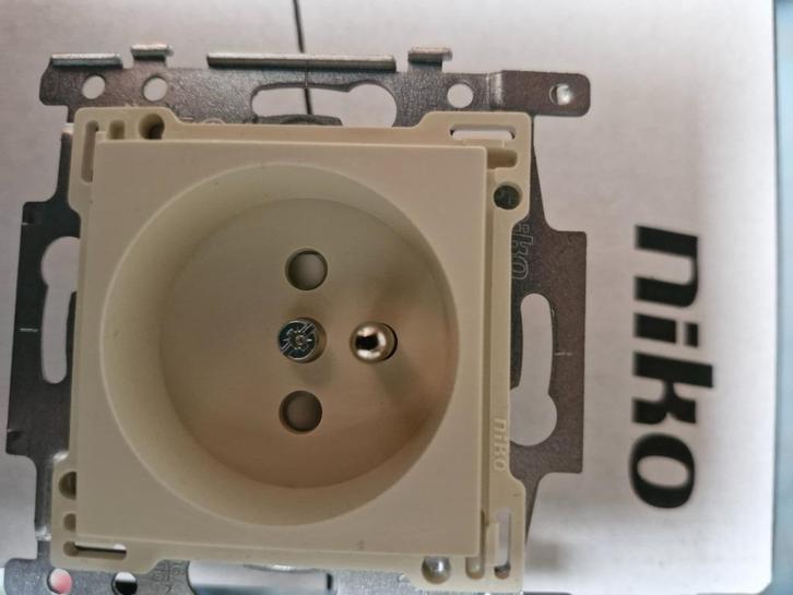 Niko stopcontacten steekklem  wit of creme, Doe-het-zelf en Bouw, Elektriciteit en Kabels, Nieuw, Stopcontact, Ophalen