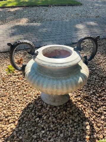 Antieke vaas/bloempot beschikbaar voor biedingen