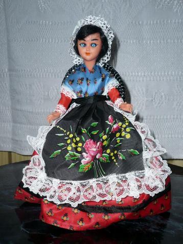 Poupée folklorique française beschikbaar voor biedingen