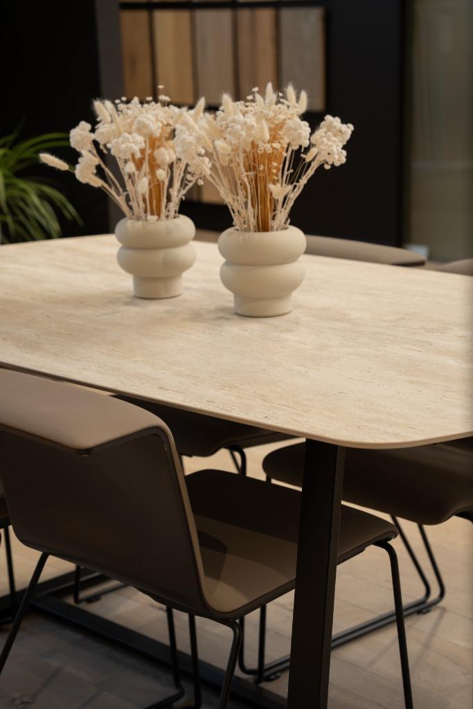 Eettafel Travertinlook/Travertijnlook met zwart onderstel, Huis en Inrichting, Tafels | Eettafels, Zo goed als nieuw, 50 tot 100 cm