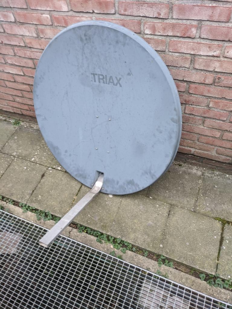 Triax, Ophalen, Gebruikt, (Schotel)antenne