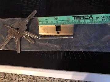 Cilinderslot 30/40 met 5 sleutels beschikbaar voor biedingen