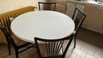 witte keukentafel en vier zwarte stoelen, Ophalen, Kunststof, Gebruikt, Rond