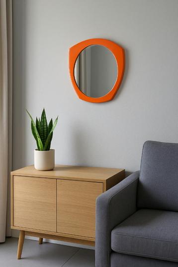 Prachtige oranje vintage spiegel beschikbaar voor biedingen