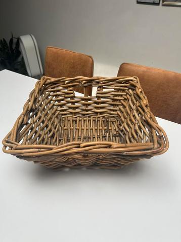 Rotan rieten mand beschikbaar voor biedingen