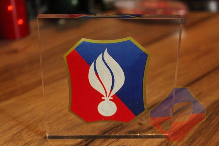 RIJKSWACHT LUXE PLEXI LOGO DISPLAY (nr01) 10x10x1, Verzamelen, Militaria | Algemeen, Rijkswacht, Embleem of Badge, Verzenden