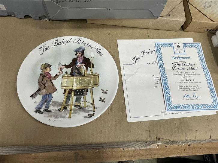 bord - Wedgwood - the baked potato man - 1985 John Finnie, Huis en Inrichting, Woonaccessoires | Wanddecoraties, Zo goed als nieuw