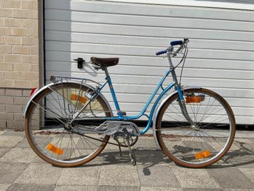 Oerdegelijke retro damesfiets beschikbaar voor biedingen