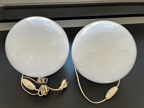 2x IKEA FADO tafellamp – wit, Huis en Inrichting, Lampen | Tafellampen, Zo goed als nieuw, Minder dan 50 cm, Glas, Ophalen