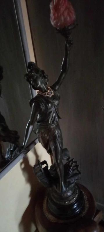 grande statue  beschikbaar voor biedingen