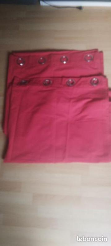 2 rode gordijnen beschikbaar voor biedingen