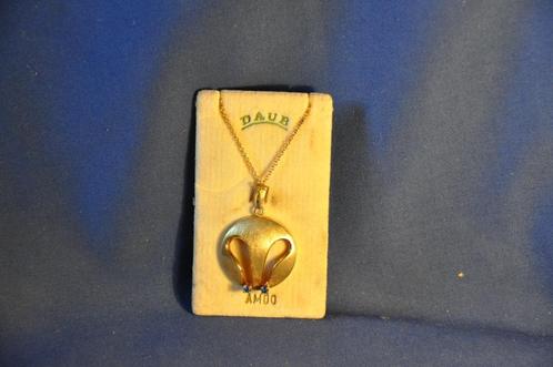 §  chaine avec medaillon 2 saphirs, Handtassen en Accessoires, Kettingen, Gebruikt, Overige materialen, Goud, Met edelsteen, Met hanger