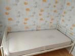 Wit metalen eenpersoonsbed met matras en toebehoren, Huis en Inrichting, Slaapkamer | Bedden, Ophalen, Gebruikt, Eenpersoons, Wit